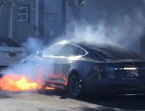 Kigyulladt egy személygépkocsi Kemecsén, a tűz átterjedt a társasház alatt lévő garázsra