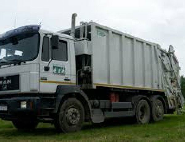 Szemétszállító járműben gyulladt meg a hulladék hétfőn, Ajak külterületén