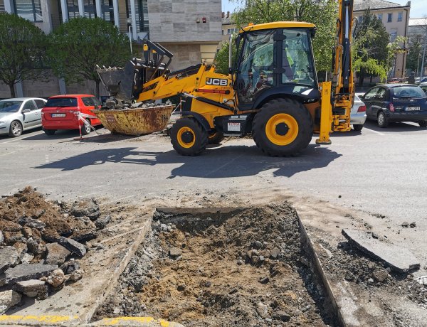 Munkálatok a belvárosban - Az út egy részét is fel kellett bontani