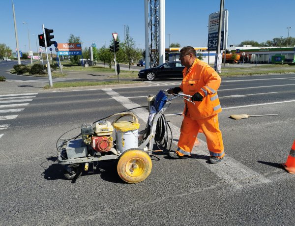 Burkolati jeleket festettek - A 4-es főút Pazonyi úti szakasza következett 