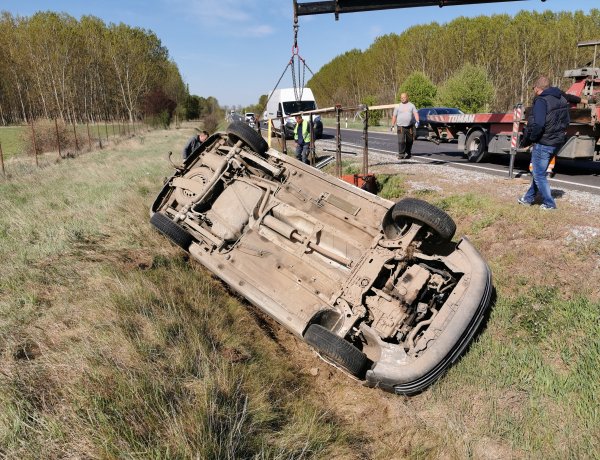 Fejtetőn egy autó Nyírbogdánynál - Őzek miatt került árokba a gépjármű