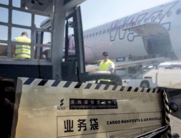 Négy repülőgépen több millió egészségügyi felszerelés érkezett Kínából