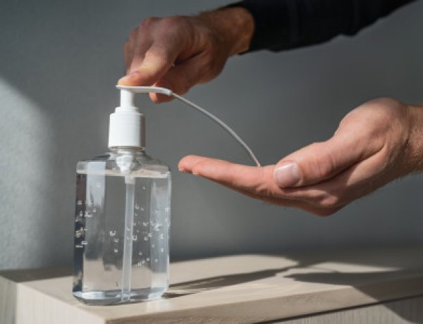 Nébih: egyre több üzletben helyeznek ki kézfertőtlenítőt a vásárlóknak