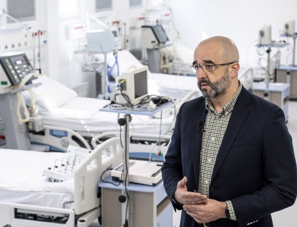 Mérnöki és kivitelezési bravúr a kiskunhalasi járványügyi mobil kórház felépítése