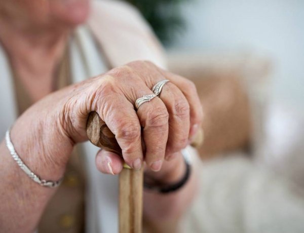 Idős embereket becsapó és magukat hivatalnoknak álcázó csalók is tevékenykednek 