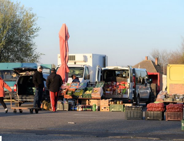 Ilyen az élet a Nagybanin reggel hatkor! Egyelőre több az eladó, mint a vásárló!