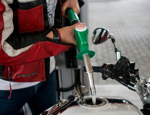 Tartósan alacsony marad az olaj ára – A hazai benzinkutaknál is