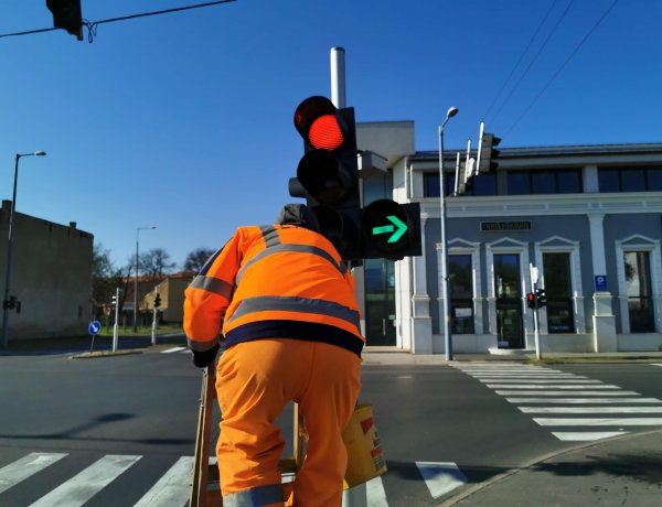 Tisztítják a jelzőlámpákat - Cserélik a hibás alkatrészeket is