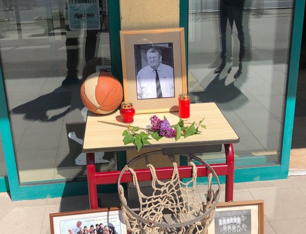 Emlékezés - Sallai József egykori iskolájánál bárki leróhatja kegyeletét