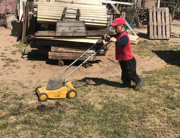 Fiatalember miniatűr kiadásban! Így éli mindennapjait a törpenövésű Titi!