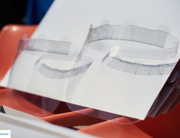 Az egész országot el tudja látni a nyíregyházi Color Pack Zrt. saját arcvédő pajzsokkal