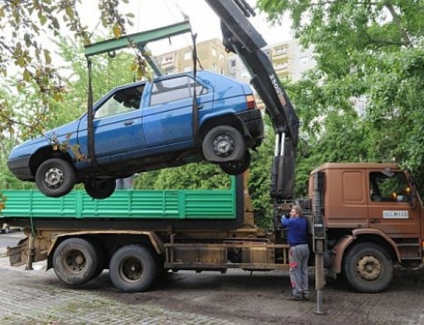 Április 23-tól folytatódik a rendszám nélküli, hulladékká vált járművek elszállítása