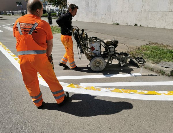 Forgalomtól elzárt terület és leállósáv - Útfestés az Arany János utcán