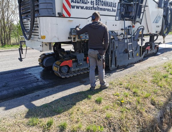 Aszfaltfelmarás Nyírteleknél - Ha arra közlekedik, jelzőőri irányítással találkozik!