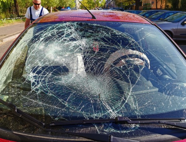 A szélvédőre repült a kerékpáros, nyíltak a légzsákok is a Kossuth utcán