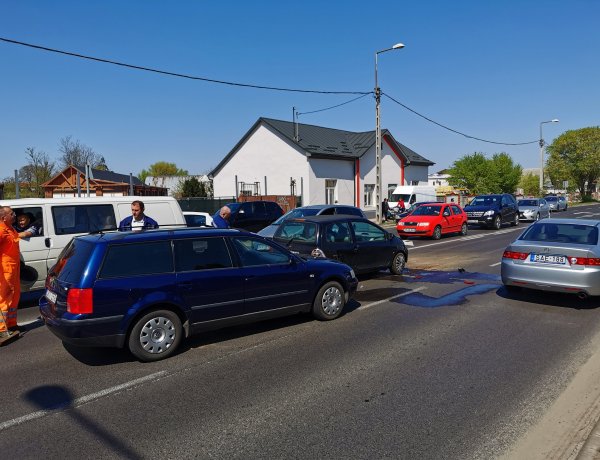 Ráfutásos baleset a Pazonyi úton - Három autó ütközött egymásnak