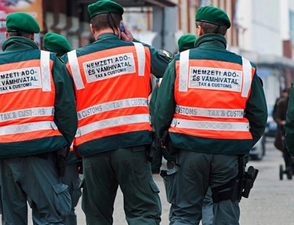 Csempészcigaretta – Negyvenmillió forint készpénzt is lefoglaltak Nyíregyházán