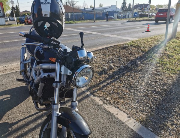 Elcsúszott egy motoros - A protektoros ruhának köszönhetően csak könnyebben sérült