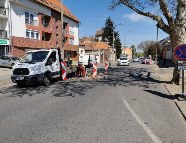 Megállási tilalom - Munkálatok miatt 25 méter hosszan korlátozták a forgalmat