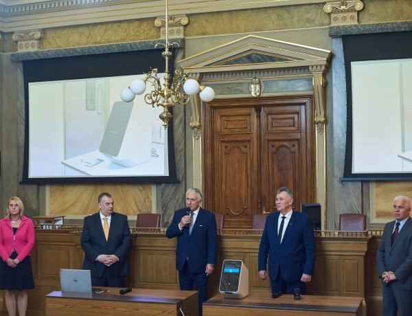 Adomány az új-koronavírus diagnosztikához Nyíregyházán – Jelentős gépek a kórházban!