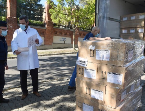 Folyamatosan szállítják az idősotthonok és kórházak számára a védőfelszeléseket