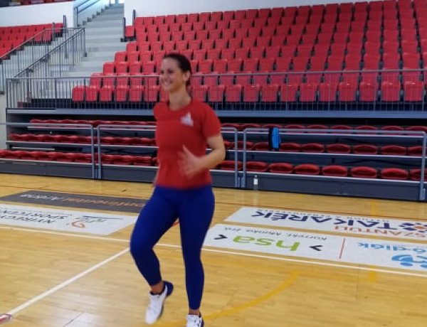 Intenzív edzés a fiataloknál - A leány röplabdások is otthon tréningeznek