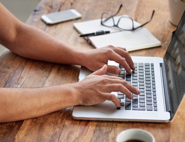 Járványhelyzet: visszaeső üzleti forgalom, felfutó online kereskedelem