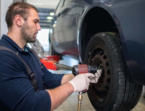 A járvány miatt sok autós nem cserélte le a téli gumit nyárira