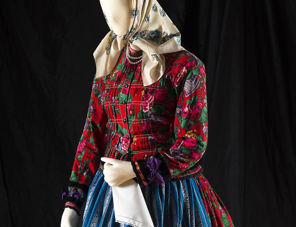 Ilyen volt az ajaki lányok, asszonyok kedvelt viselete a XX. század első felében