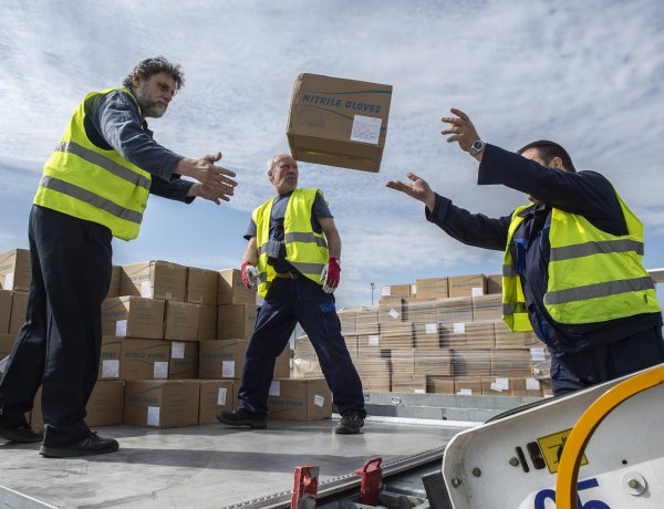 Operatív törzs: hét repülőgéppel érkeznek védőfelszerelések hétfőn