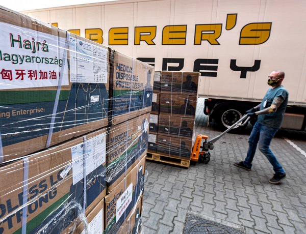 Ma is több tucat kórházba, a mentőszolgálathoz és a rendvédelemhez érkezik védőfelszerelés