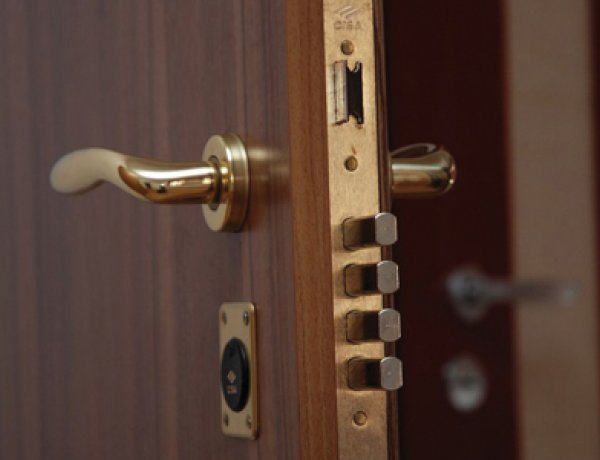  Egy középkorú nő, két kiskorú gyermekkel ragadt egy lakásban Nyíregyházán