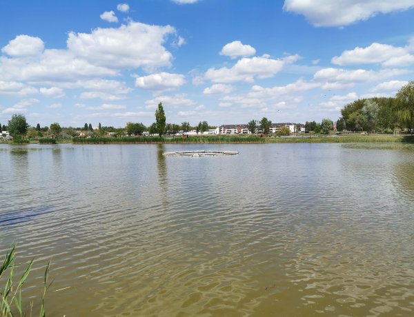 Kihelyezték a szökőkutat a Bujtosi tóra - Indulhat a beüzemelés