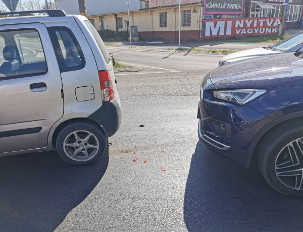 Baleset történt a Kállói úton - Két autó ütközött a körforgalomban