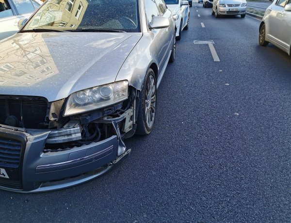 Leszakadt az első lökhárító - Egy személygépkocsi és egy kisteherautó ütközött