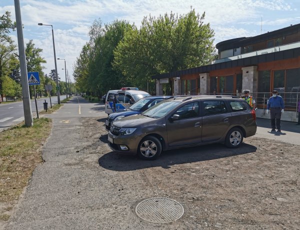Baleset a Sóstói úton - Egy autó megállt a zebránál, a mögötte érkező nekiment