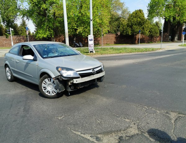 A lámpa ugyan zöld volt, de csak kanyarodni lehetett volna - Baleset lett a vége