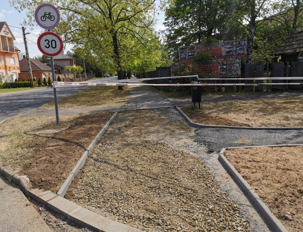 Járda és kerékpárút építése Sóstón - Munkálatok a Berenát utcánál