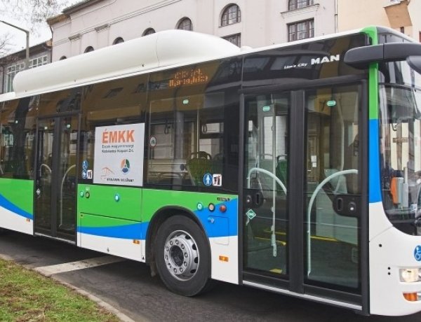 Külön segíti az érettségizőket a májustól érvényes új, átmeneti buszmenetrend Nyíregyházán