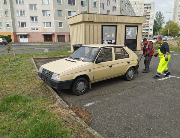 Elvitték a roncsokat - Van amelyik autó évek óta nem mozdult 