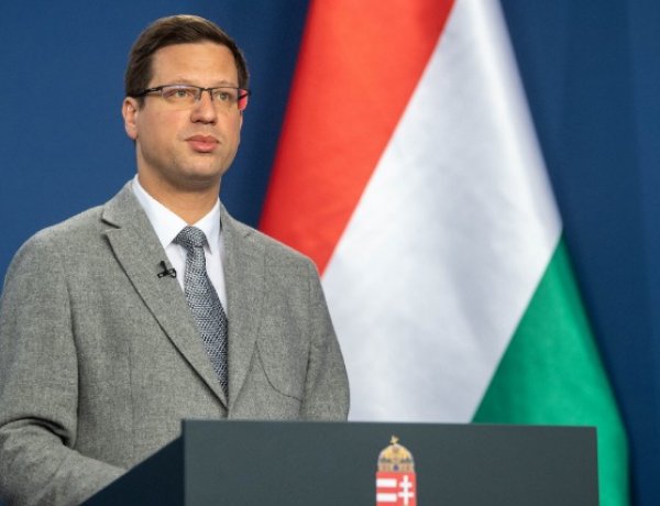 Május végéig marad az online tanítás és az ingyenes parkolás az egész országban