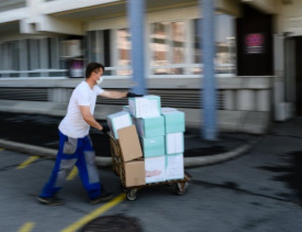 Már több mint 500 cég kérvényezte a munkahelyvédelmi bértámogatást