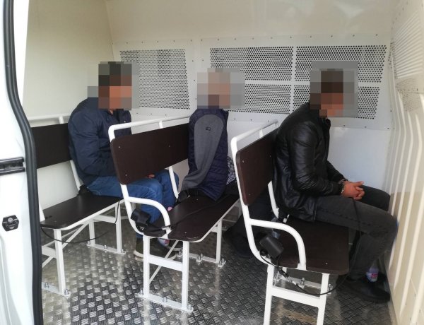 Lezárt ügy: Embercsempészt és határsértőket fogtak el az M1-es autópályán