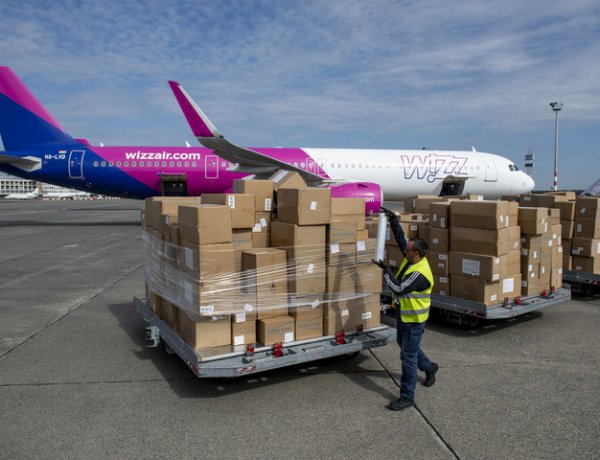 Öt repülőgéppel érkeztek maszkok és tesztek Magyarországra pénteken