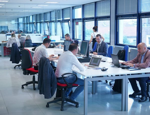 A munkahelyen is figyelni kell a távolságtartásra hétfőtől  