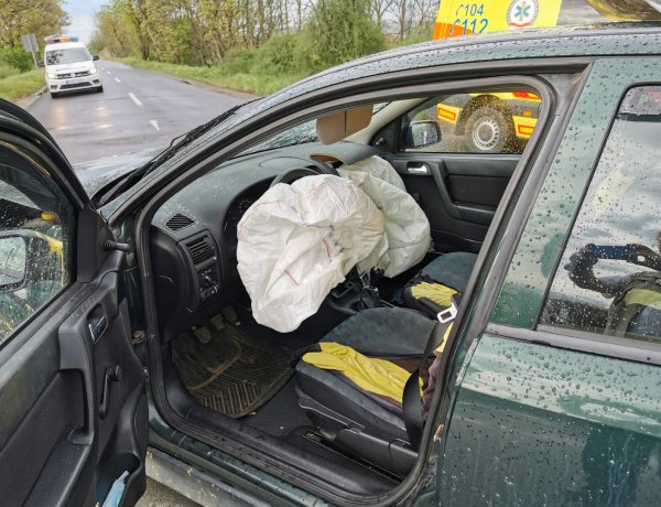 Hátulról rohant a szinte álló autóba - Két mentő érkezett a helyszínre