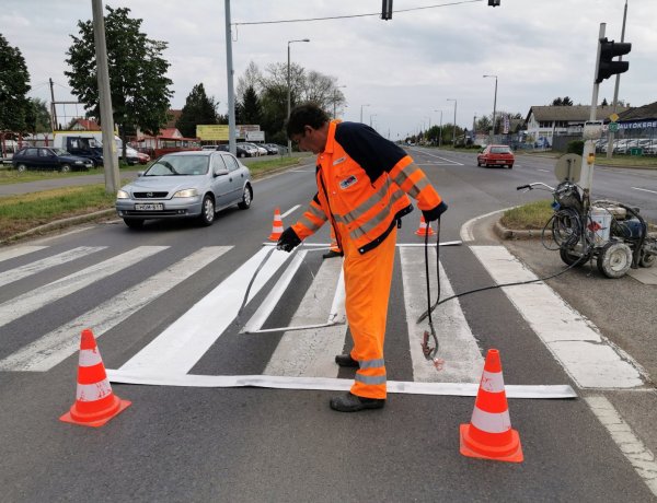 Festik az útburkolati jeleket az Orosi úton - Egy sáv el van zárva a forgalomtól