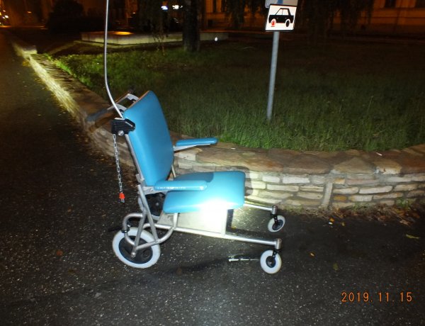 Tolókocsit loptak a kórházból – Barátnőjét hazáig akarta vinni a kórházi kerekesszékben