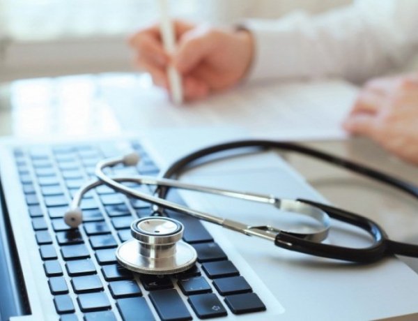 Telefonos előjegyzéssel indulhat újra az egészségügyi ellátás