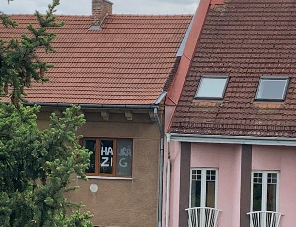 Ennél kedvesebbet aligha látni! Így biztatják a Zrínyis érettségizőket!